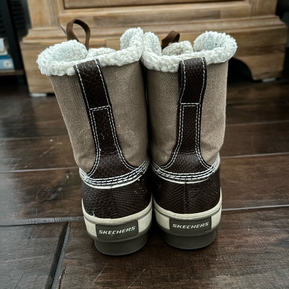 Skechers women’s winter boot - Picture 2 of 4